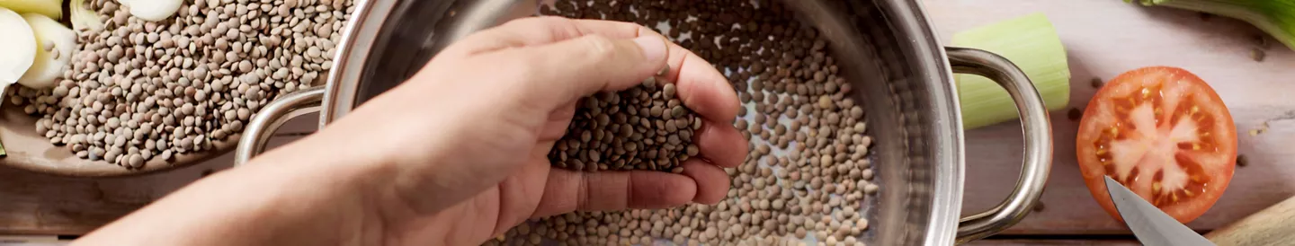 Primer plano olla acero lentejas para cocer