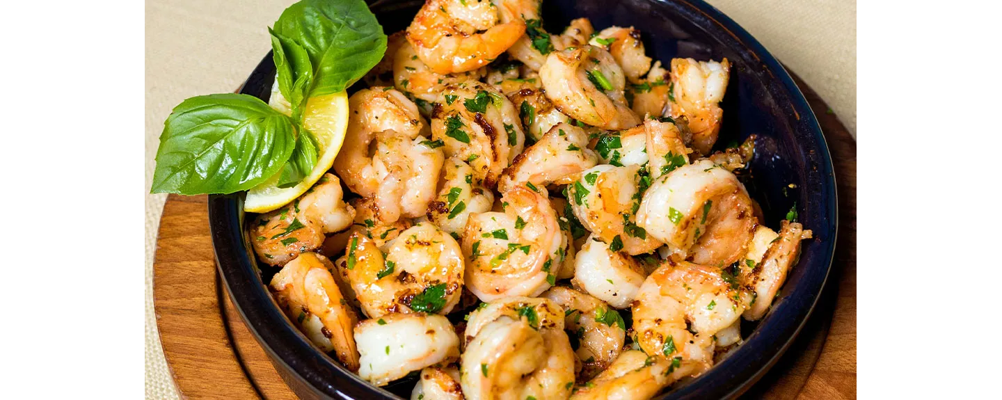 Gambas cocinadas servidas en un plato sobre la mesa