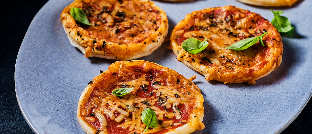 Mini bladerdeegpizza’s met tomatensaus, kaas en basilicum bij ALDI