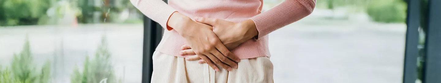 Mujer tocando el abdomen representando el dolor menstrual y cómo se puede reducir con la alimentación