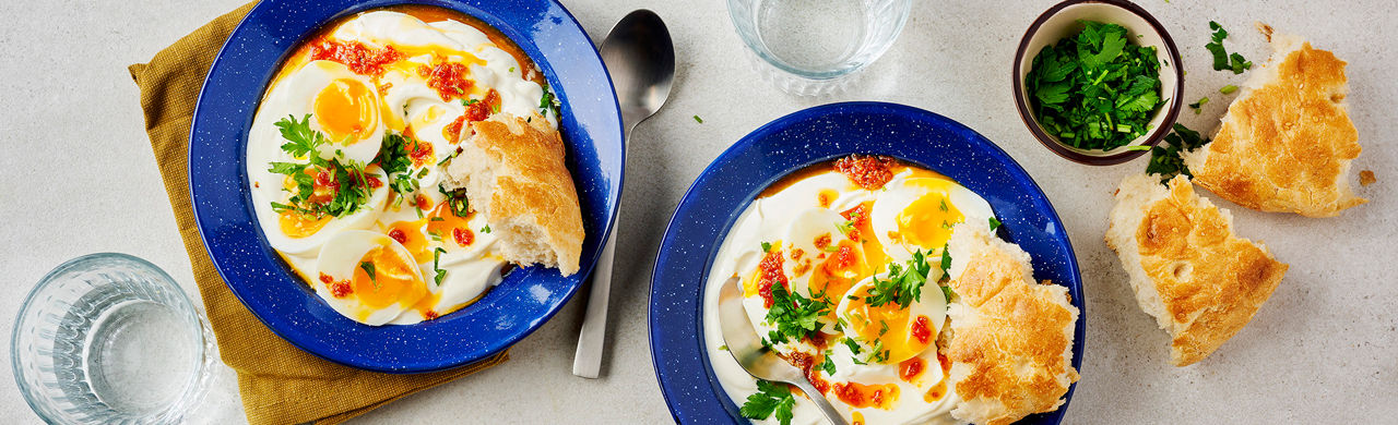 Cilbir: Turkse eieren met chiliboter en brood