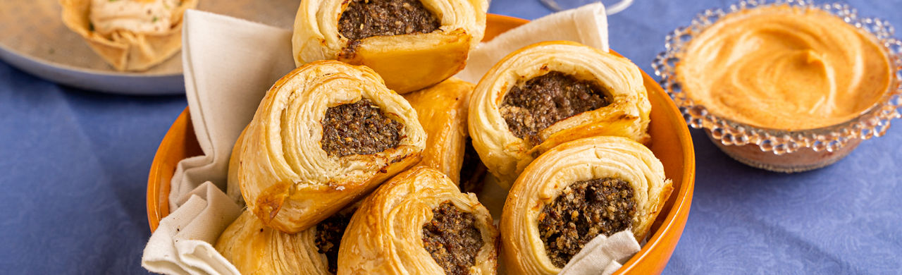 Koningsdag Koningsdaghapjes: mini worstenbroodjes met oranje mayo