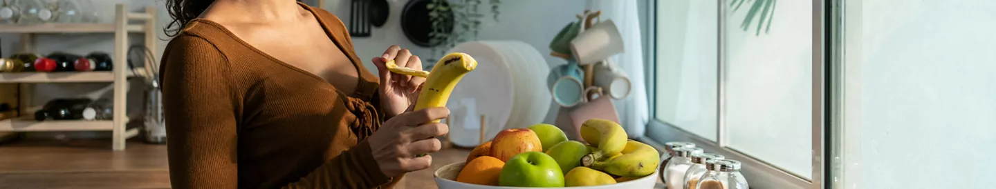 Mujer mayor sonriendo, simbolizando los efectos de los antioxidantes en el envejecimiento
