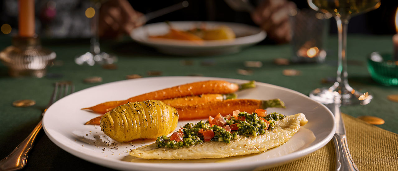 Pangasius met pesto, bospeen en hasselback aardappelen 