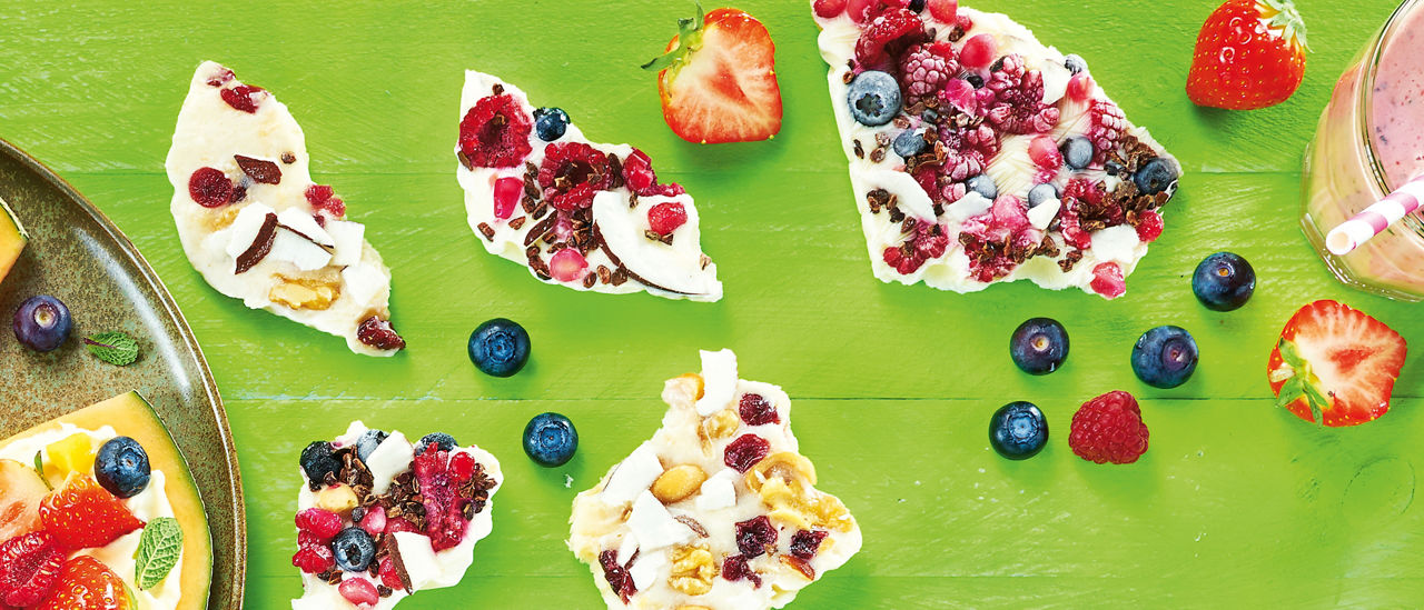 Frozen yoghurtplaat met roodfruit en cacao nibs