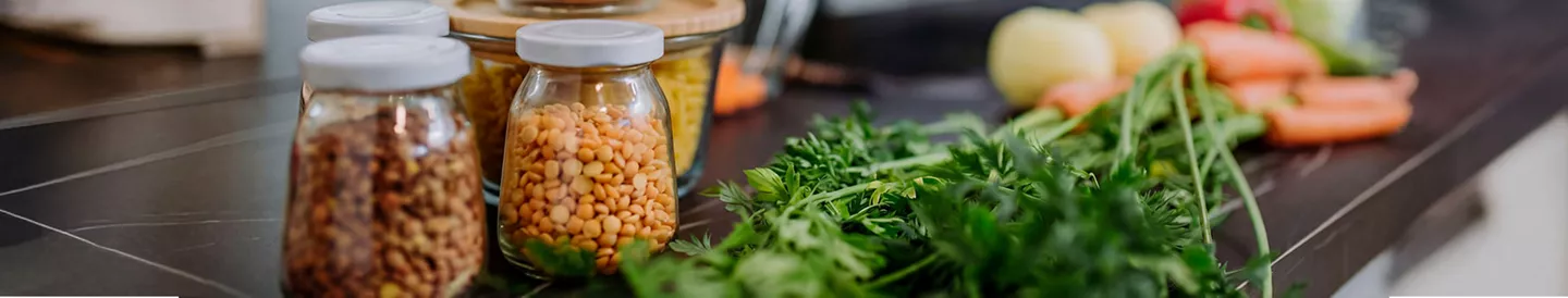 Plato con alimentos ricos en magnesio como frutos secos, legumbres, arroz integral, espinacas y frutas desecadas.