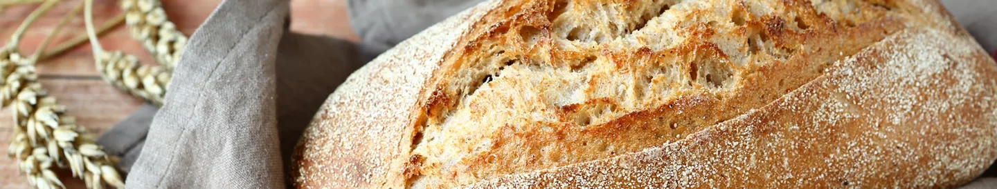 Pan casero sobre paño cocina