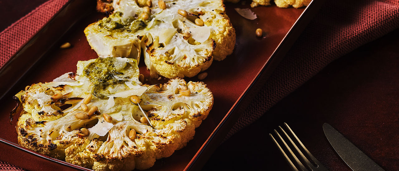 Bloemkoolsteaks met groene pesto, Parmezaan en pijnboompitjes bij ALDI