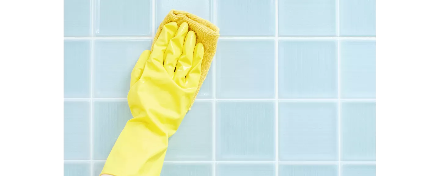 Limpiar juntas del baño como uso del vinagre de limpieza