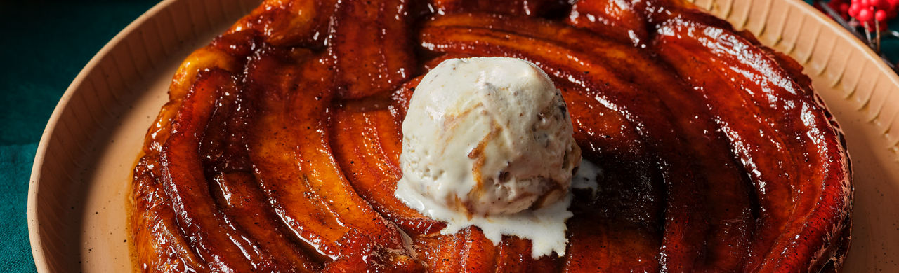 Bananen tarte tatins met pecan-karamel ijs