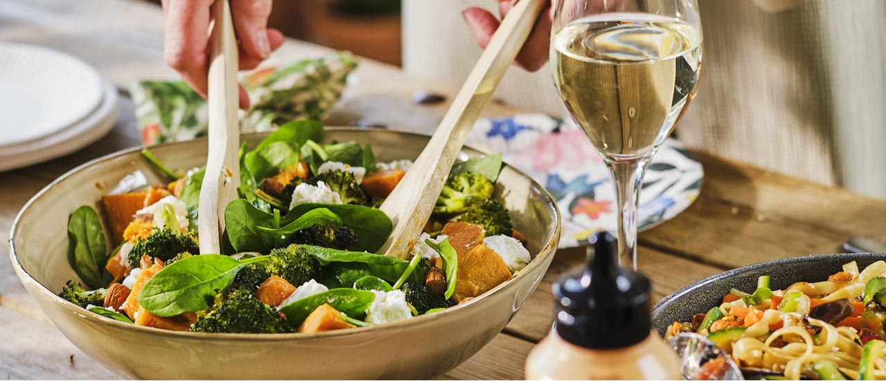 Spinaziesalade met gegrilde broccoli, gember en knoflook