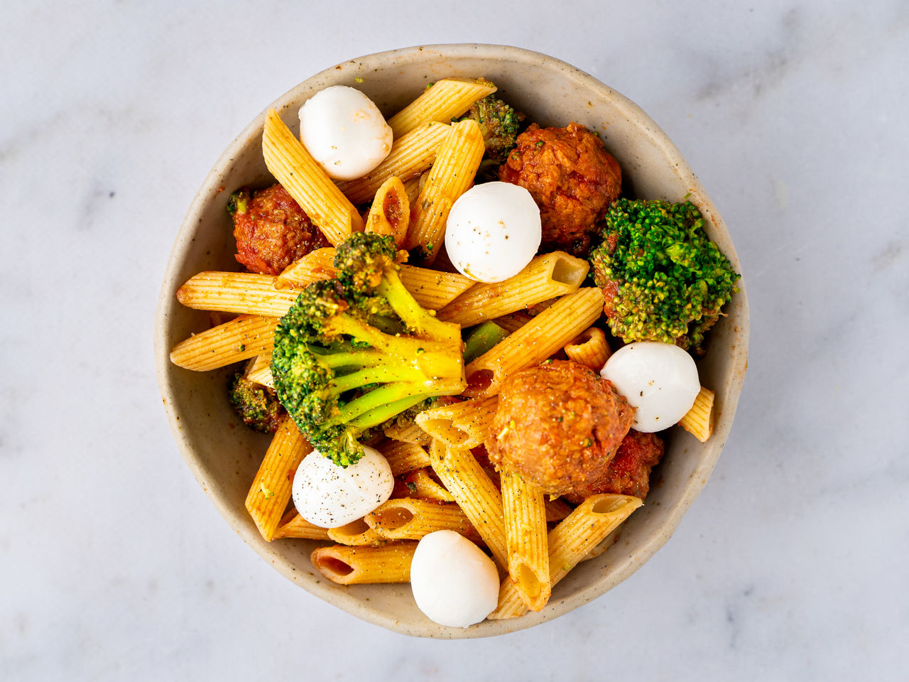 Penne met broccoli, vegan balletjes en mozzarella bij ALDI