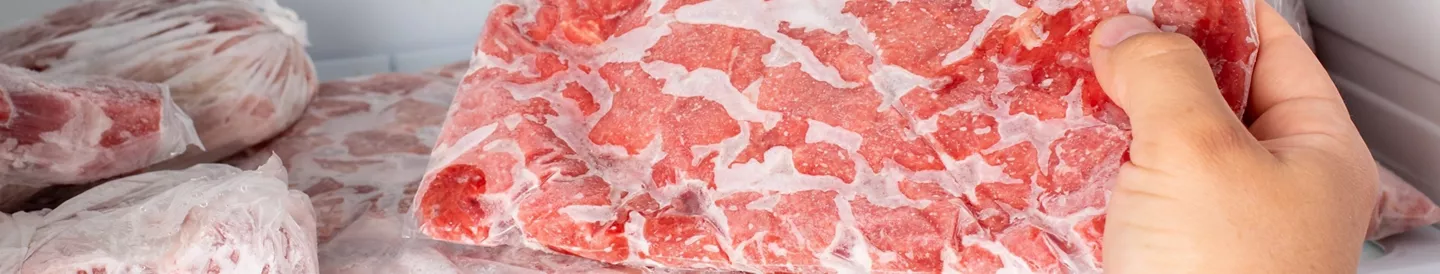 Mano descongelar carne vacuno congelador
