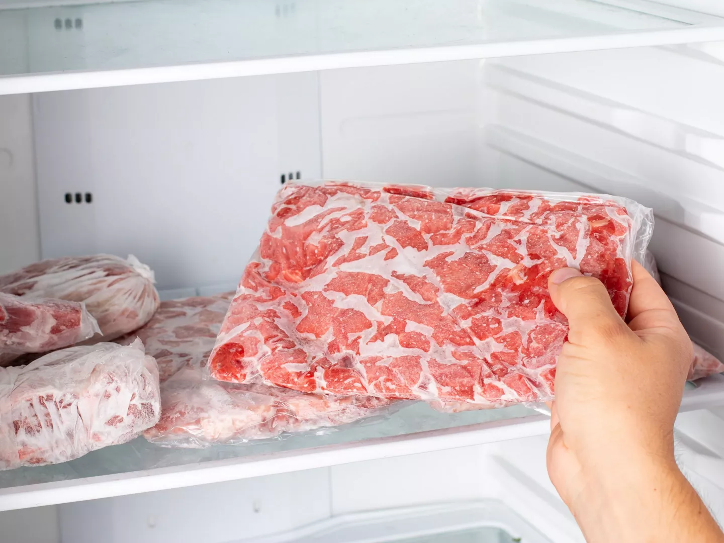 Mano descongelar carne vacuno congelador