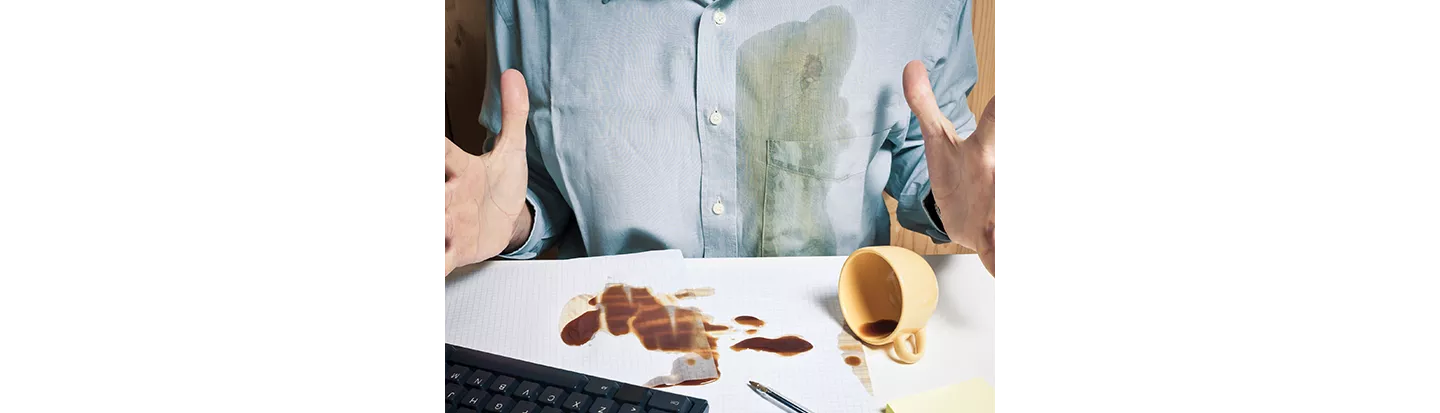 camisa manchada de café