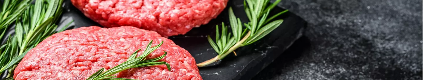 Tabla con dos hamburguesas caseras de carne picada | ALDI Supermercados