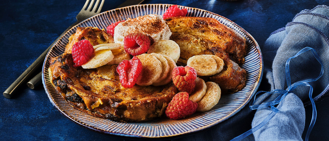 Wentelteefjes van kerststol met fruit en kaneelroom bij ALDI