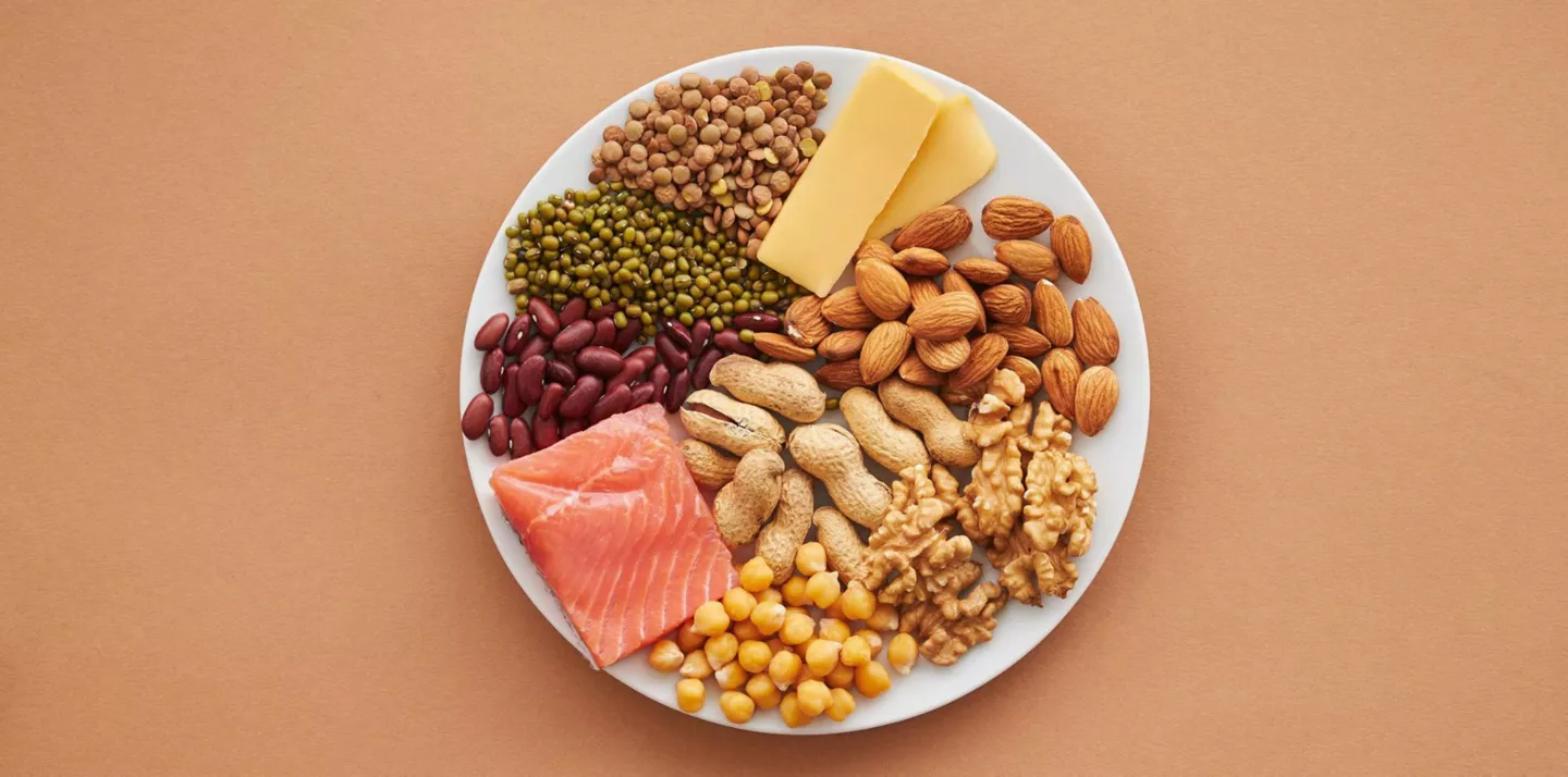 Plato de legumbres y otros alimentos ricos en serotonina