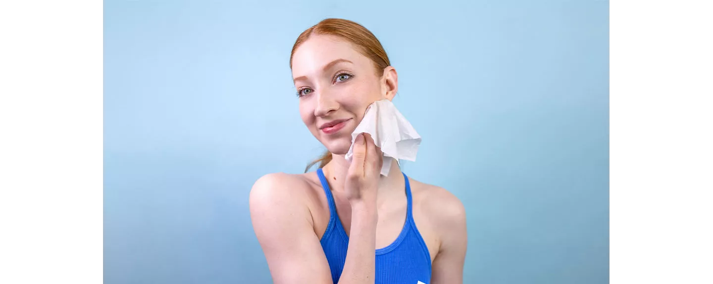 mujer usando toallitas desmaquillantes