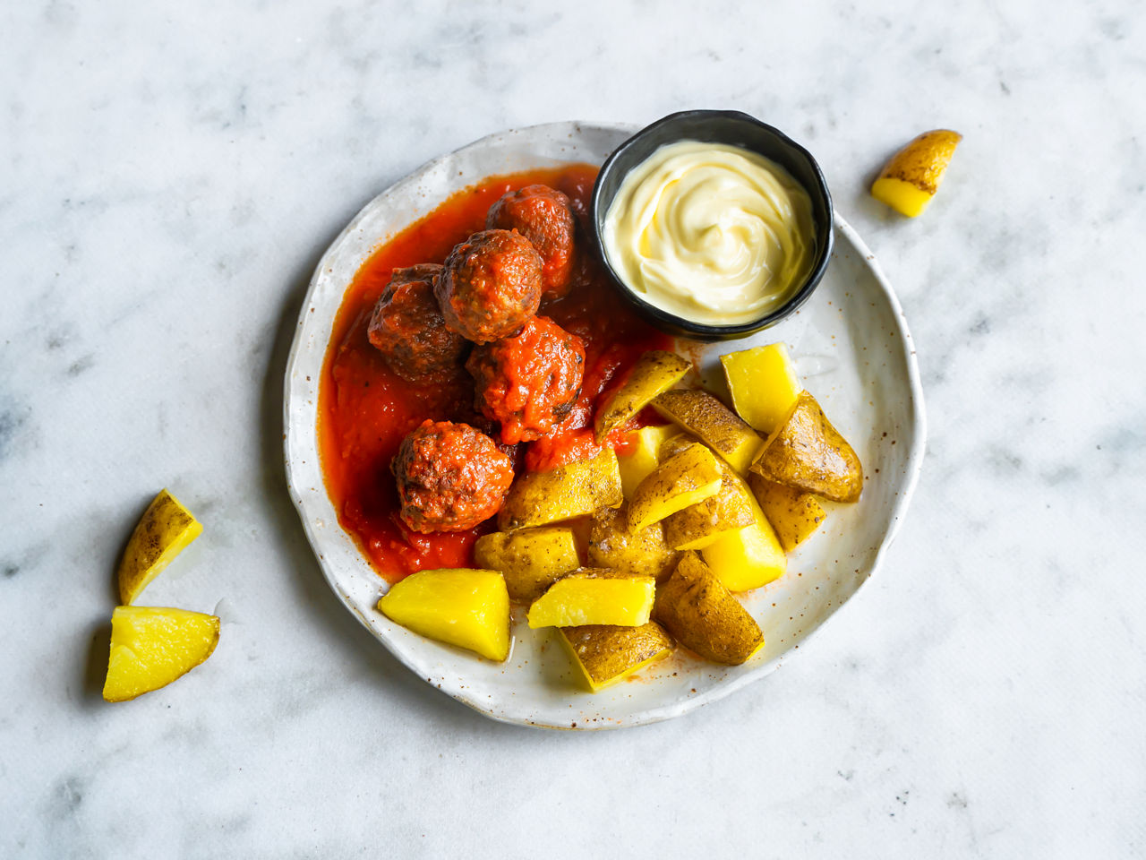Spaanse gehaktballen (albondigas) in tomatensaus met patatas bravas & aïoli bij ALDI
