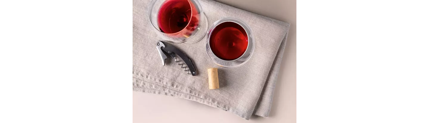 Un mantel en el que se van a quedar manchas de vino tinto