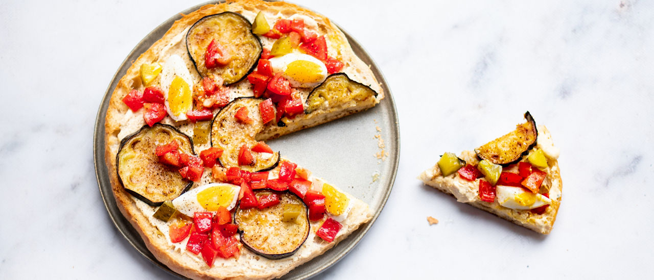 Turks brood met hummus en gefrituurde aubergine