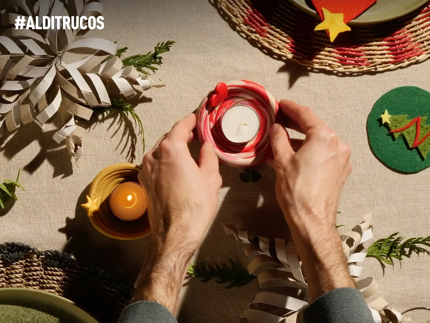 Persona creando portavelas navideños decorar centro mesa Navidad