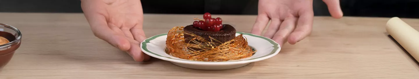 Postre con emplatados creativos, decorados con frutas y caramelo