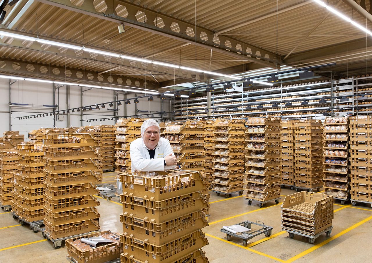 Bakker Sjoerd Jellema van bakkerij Faber in Hoogeveen met versgebakken brood van ALDI