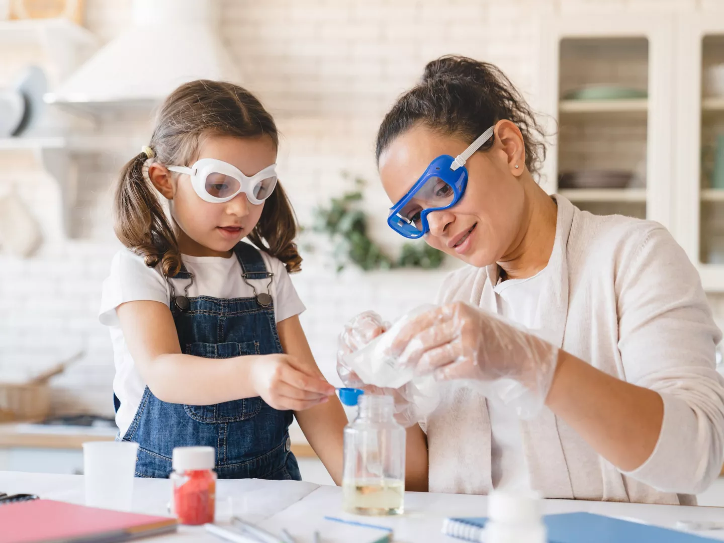 Madre hija realizando experimentos fáciles para niños en casa