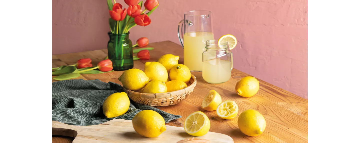 Imagen de limones y zumo de limón que sirve para limpiar placas quemadas