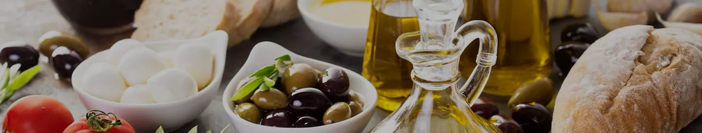 Botellas de distintos aceites vegetales sobre una mesa de cocina.