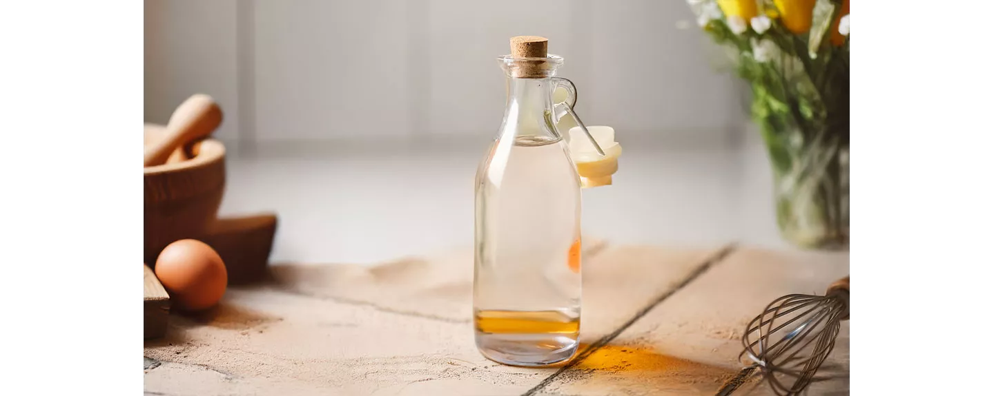 Botella de vinagre blanco, ideal para quitar manchas de sudor de la ropa de color