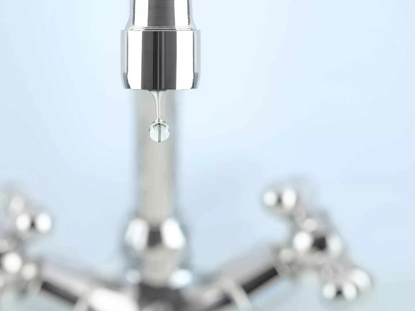 Primer plano gota agua cayendo grifo