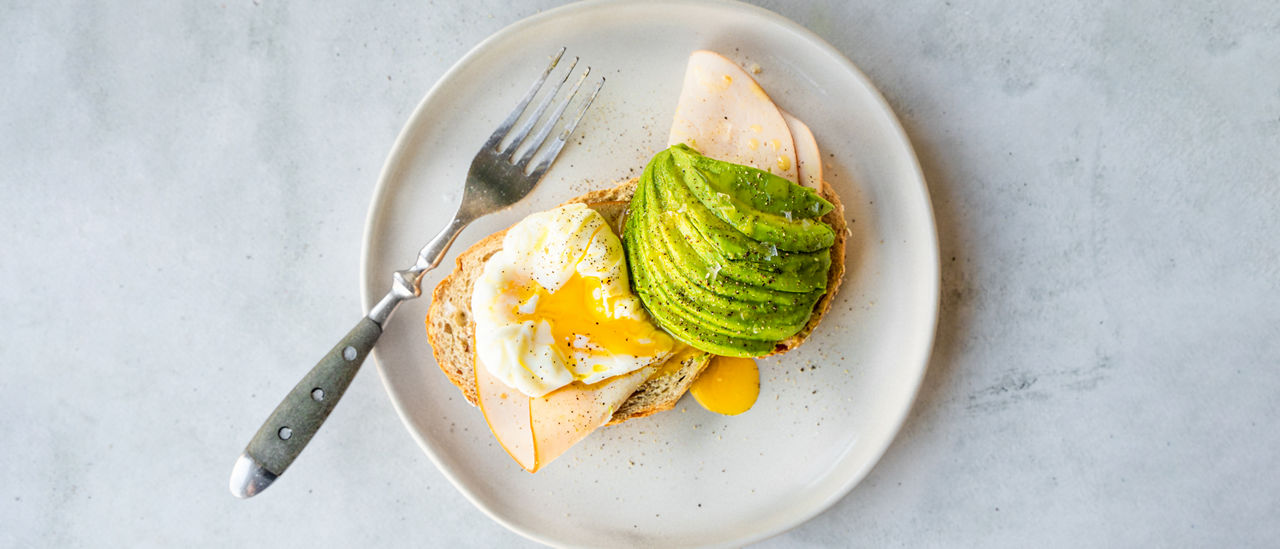 Toast met gegrilde kipfilet, avocado en een gepocheerd eitje - ALDI Supermarkten