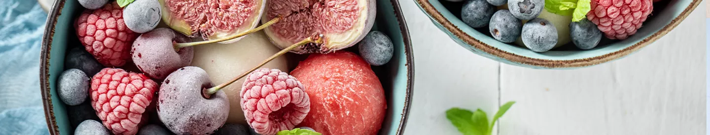 Frutas congeladas variadas en un plato