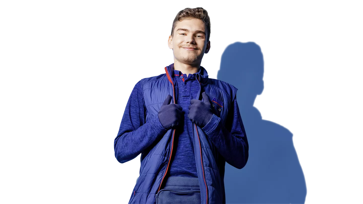 Eine Person trägt eine blaue Jacke mit Reißverschluss und hält seine Hände auf Brusthöhe. Er trägt blaue Handschuhe und lächelt in die Kamera.