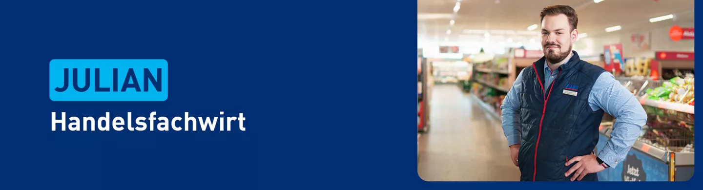 Dunkelblauer Hintergrund mit links Text "Julian, Handelsfachwirt", rechts ein Mitarbeiter im Markt mit Regalen im Hintergrund und die Hände in die Hüfte gestützt.