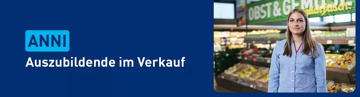 Links sieht man einen Schriftzug auf blauem Hintergrund, rechts steht Anni im Markt in Arbeitskleidung vor dem Obst- und Gemüseregal.