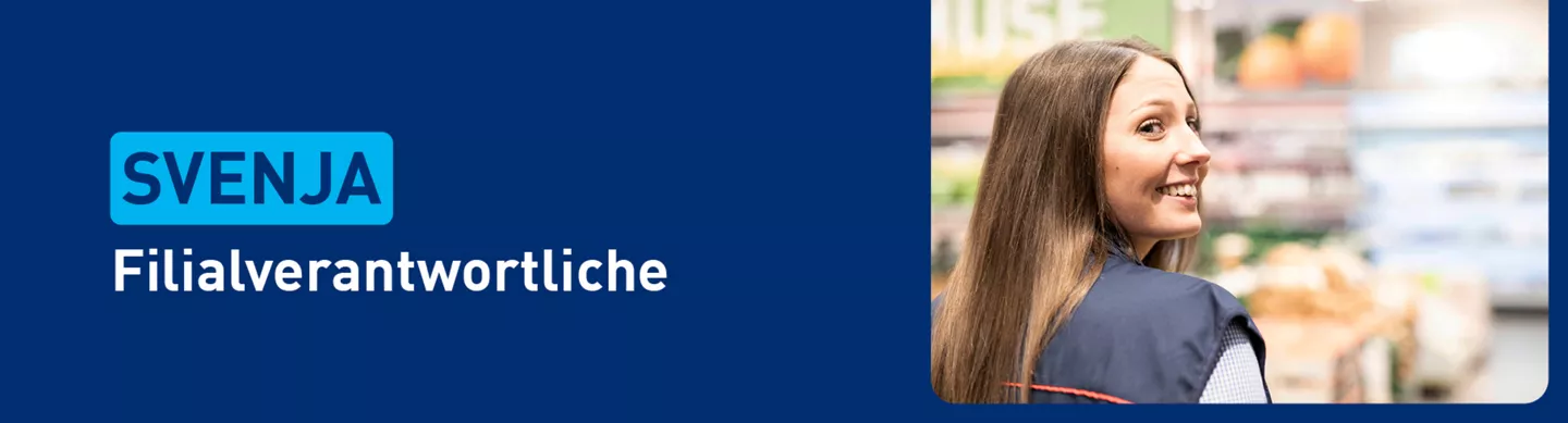 Filialverantwortliche auf blauem Hintergrund, rechts ein Foto von Svenja im Markt, die lächelnd über die Schulter blickt.
