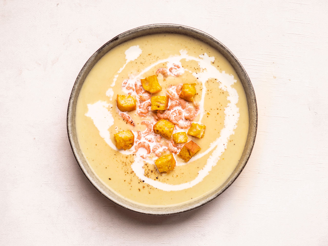 Aardappel-preisoep met Hollandse garnalen en kerriecroutons