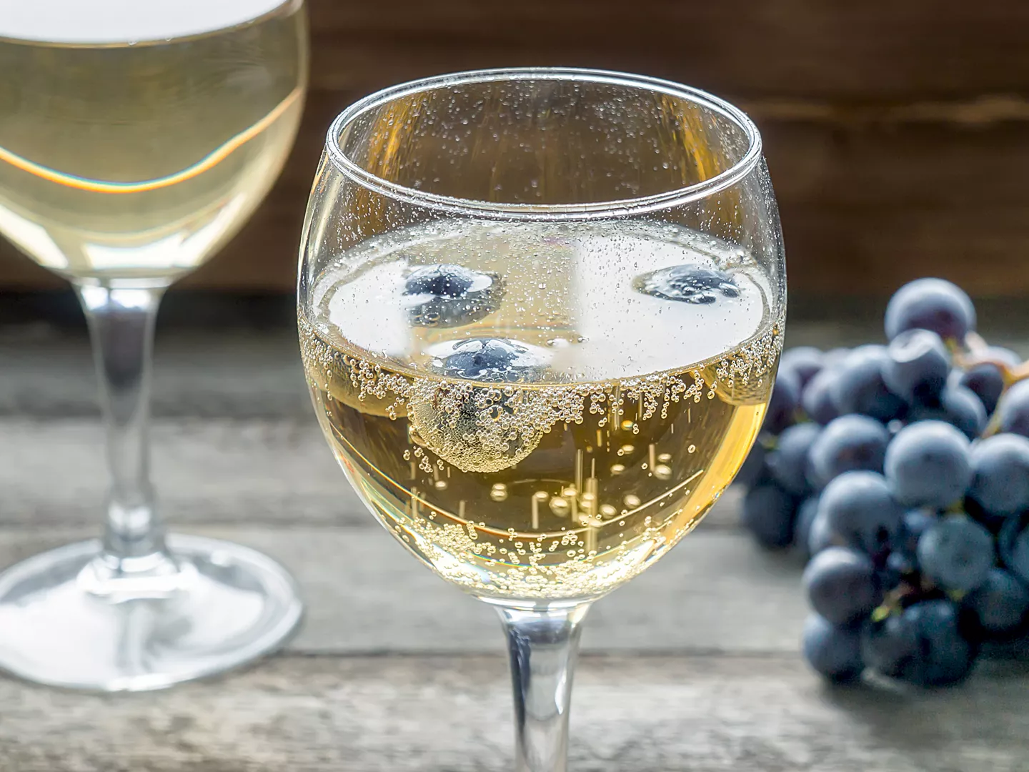 Vino Frizzante im Glas mit Weintrauben