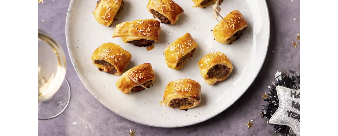 Wereldse borrelhapjes op een bord 