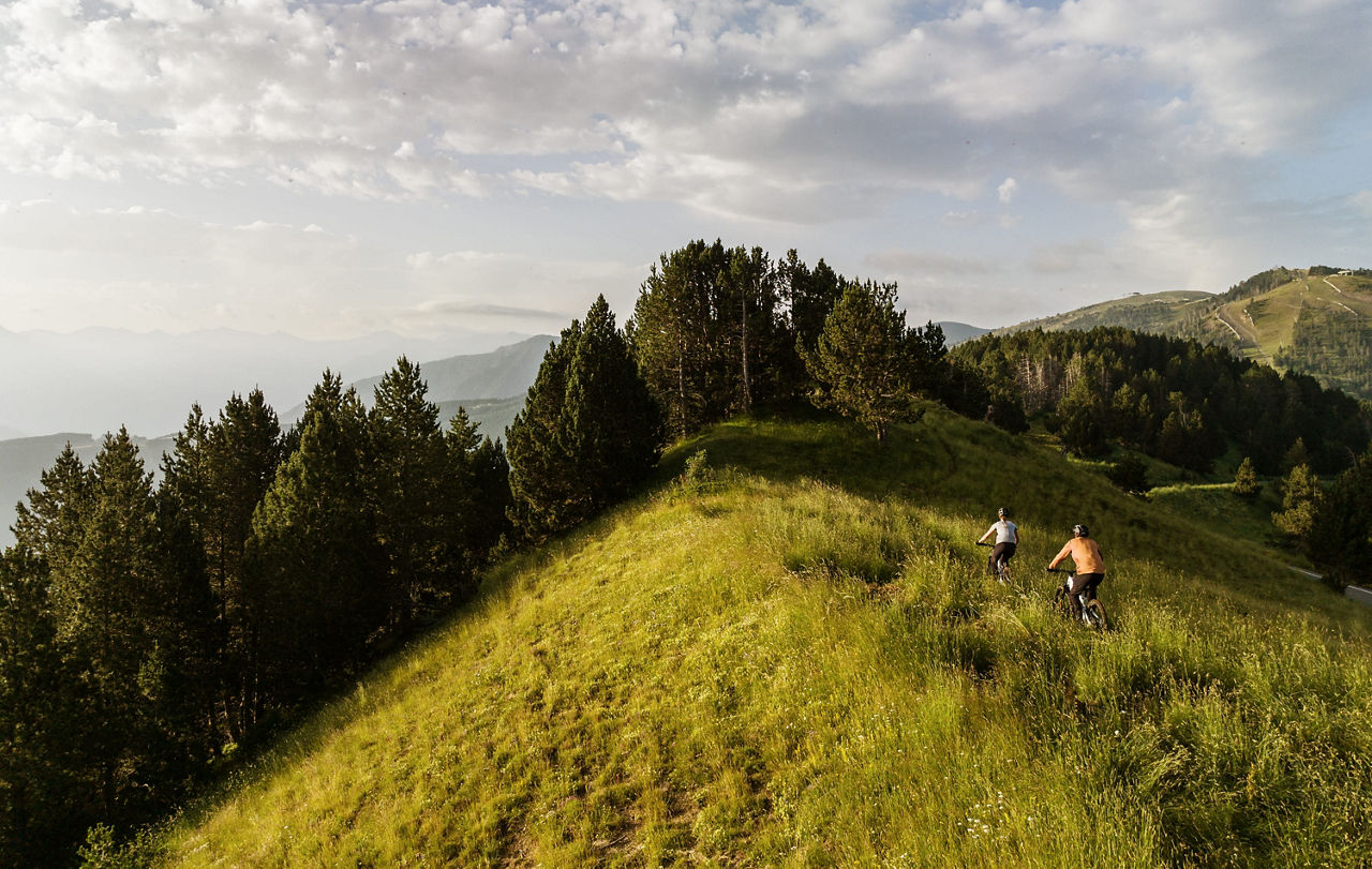 /content/dam/visitandorra/ca/assets/images/què-fer/natura/pal-arinsal-estiu/014_Andorra_Turisme_BTT_CollBotella_2023.jpg