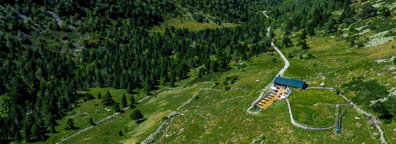 /content/dam/visitandorra/ca/assets/images/planifica/informació-per-al-visitant/dormir/allotjaments-singulars/03092020-DJI_0829Sorteny_Paisaje_Restaurant_Ordino Arcalis.jpg