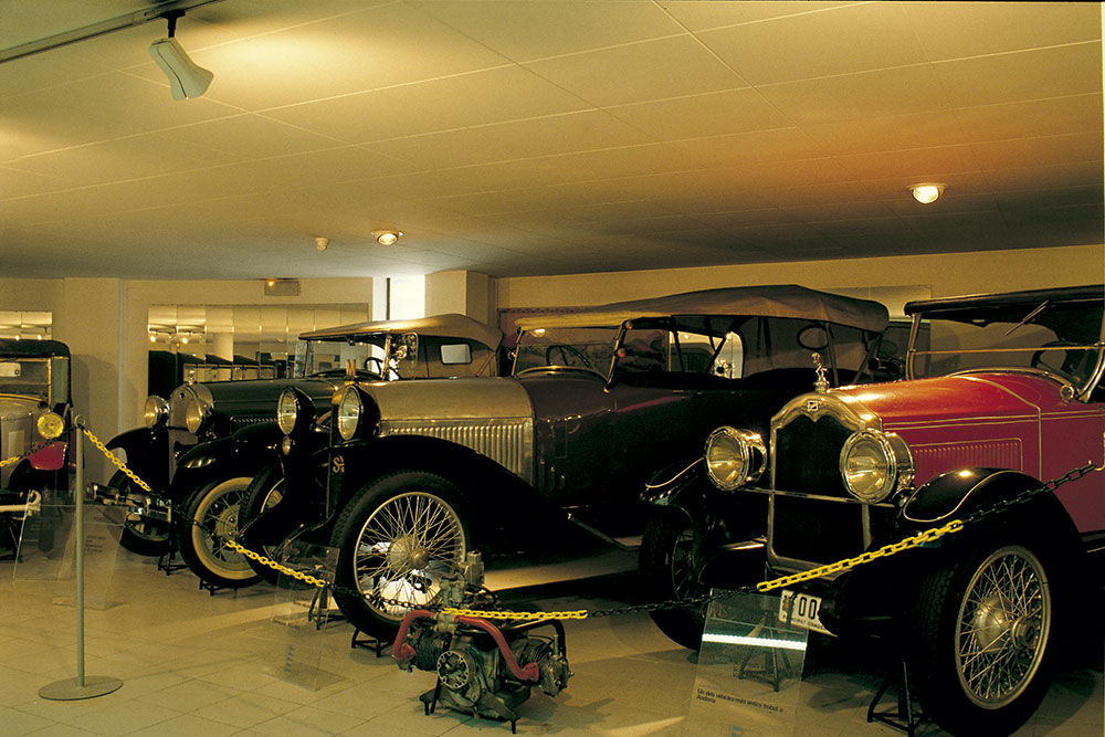 1000x667-museu-nacional-de-l-automobil2.jpg
