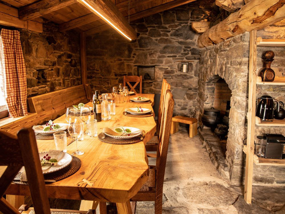 /content/dam/visitandorra/ca/assets/images/què-fer/gastronomia/distribuidora-menjar/1000x_Restaurant_Refugi_Sorteny1.jpg