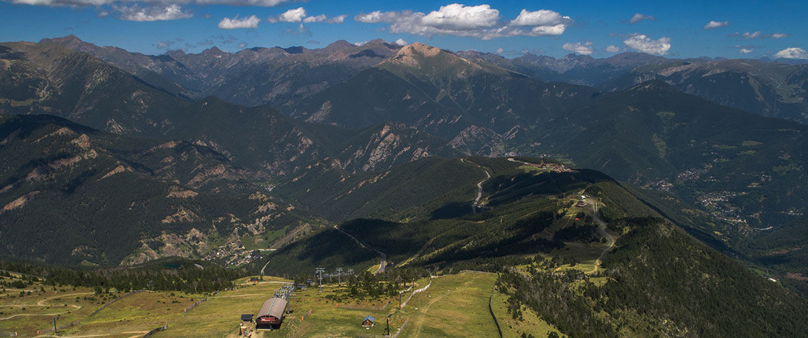 1177x492-senderisme-a-vallnord-pal-arinsal.jpg