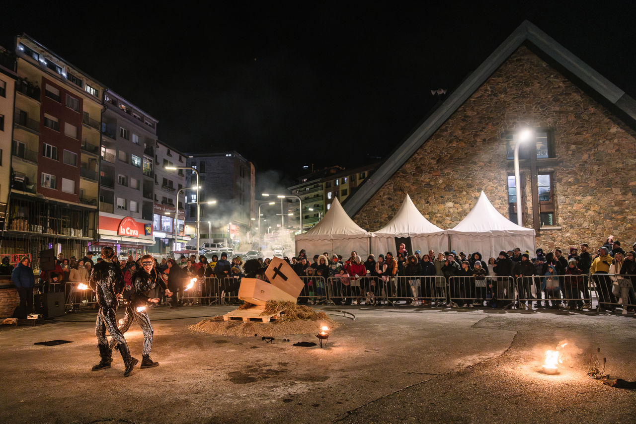 12 - ESPECTACLE MANOS DE FUEGO + CREMADA CARNESTOLTES + SARDINADAL - CARNAVAL PAS DE LA CASA 2025  - 13.jpg