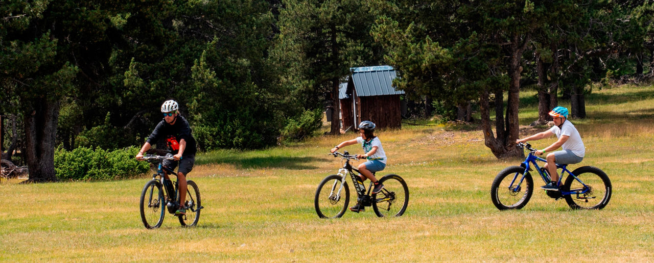 /content/dam/visitandorra/ca/assets/images/què-fer/natura/naturland-estiu/1906X960---BICICLETA-ELECTRICA-NATURLANDIA.jpg